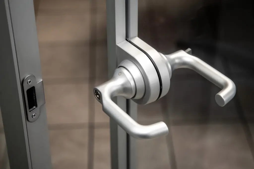 Dettaglio della maniglia di una parete divisoria vetrata.