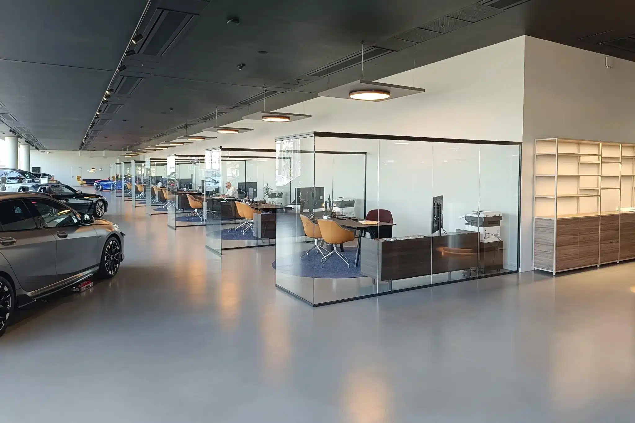 Case Study pareti divisorie e porte su cartongesso 1 Pareti divisorie e porte scorrevoli per un concessionario auto